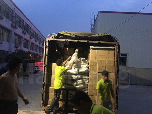 滿(mǎn)滿(mǎn)的一車(chē)醫(yī)用病床發(fā)往醫(yī)院